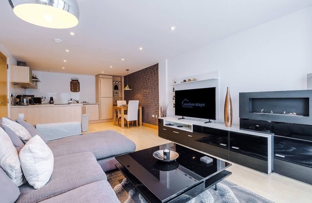 Central Leeds 2BR/2BA Wi-Fi Kitchen Sleeps 5
