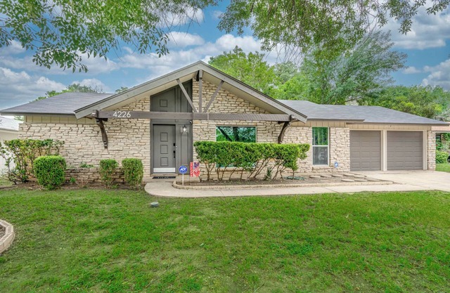 Central Location-Games-Sleeps 12-PERFECT for Families! Newly Renovated! Hot Tub!