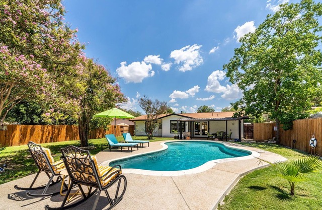 Central location with Pool-great for families!