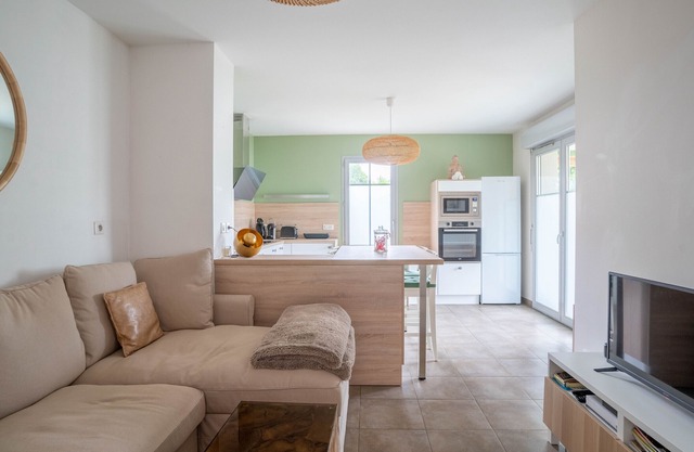 Central Mimizan Apartment for 4, Near Ocean & Lake, Patio, Parking, Cleaning Included