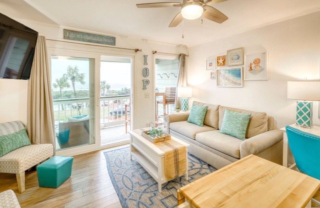 Central, modern villa w/ beautiful ocean views & community pool and grills