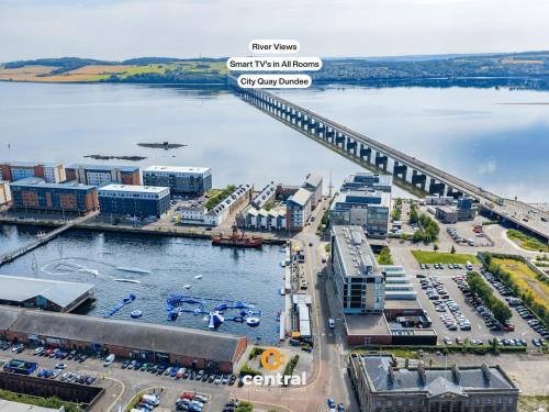 CENTRAL SERVICED APARTMENTS - City Quay - 2 Bedrooms - En-Suite Bathroom - Dedicated Parking Space - Fully Equipped - Walk Away From Dundee Bus & Train Station - Close to City Centre with River Views and Balcony - NEW