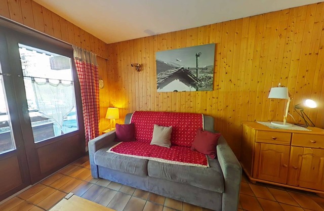 Central Studio with Balcony, Parking, and Elevator - Sleeps 4