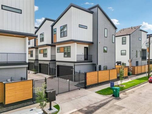 Central Townhome 2 miles to Med Center & Downtown