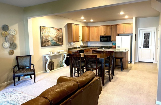 Central townhome 2B/2.5b w loft, bbq and propane fire pit. 11min from downtown