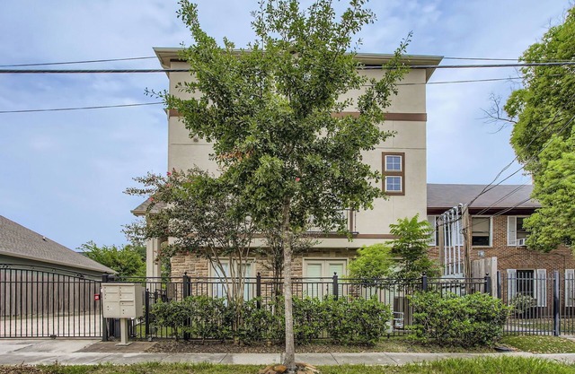 Central Townhome Walk to Parks, Museums & More