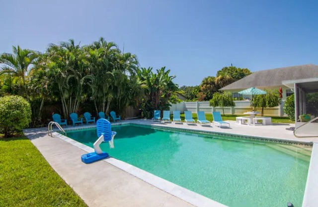 Central Vero Family Bungalow 6 Bed, 3 Bath w/Heated Pool