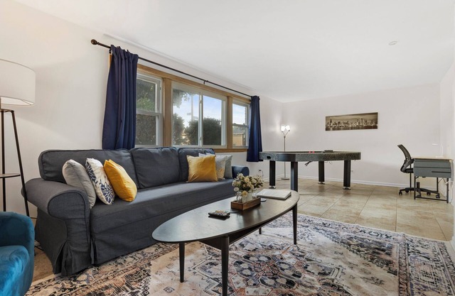 CentralChgo/2BR1Bath/PublTrans/Wifi/Garage/Laundry