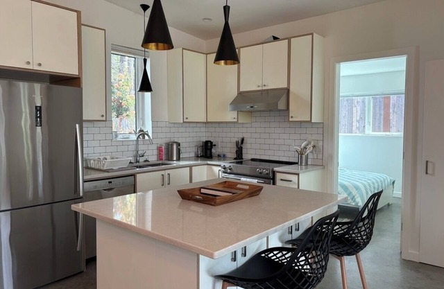 Centrally Located 2-Bedroom Suite in Strawberry Vale