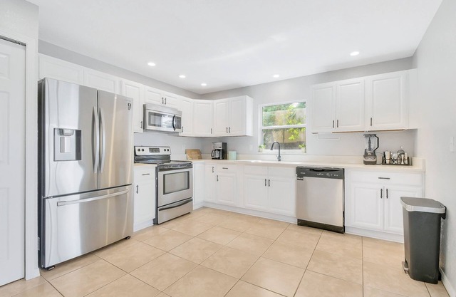 Centrally Located 3-Bedroom Oasis: 20 Mins to Beach and City Life