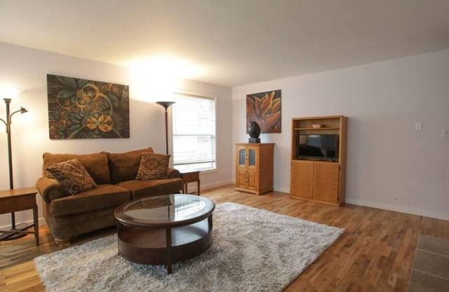 Centrally located pet friendly 2 bed home w/ Wi-Fi