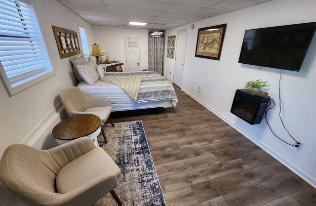 Centrally located private spacious getaway, queen bed and fast internet.