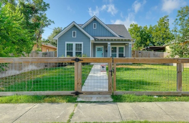 Centrally Located Stunning 3BR 2BA Near Downtown