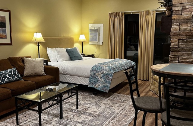 Centrally Located Studio Condo, minutes from Main St and Skiing!