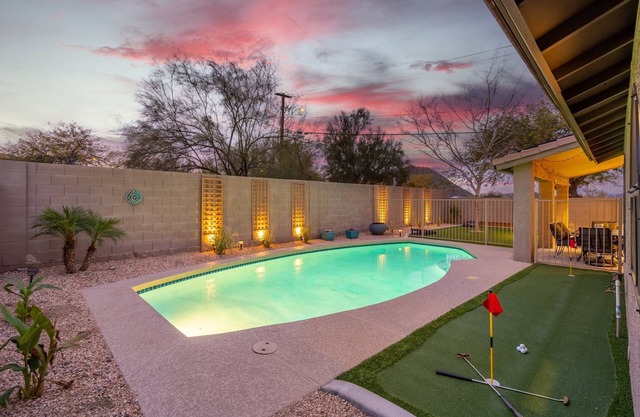 Centrally Located Super Bowl House - Pool, Putt & Play