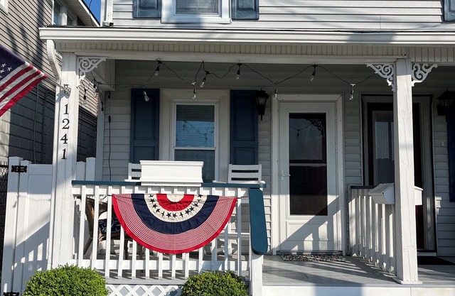 CENTRALLY LOCATED TOWNHOME IN THE HEART OF OCNJ! CLOSE TO EVERYTHING!