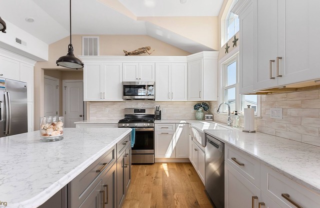 Centrally located near Promenade, Restaurants and Shopping!