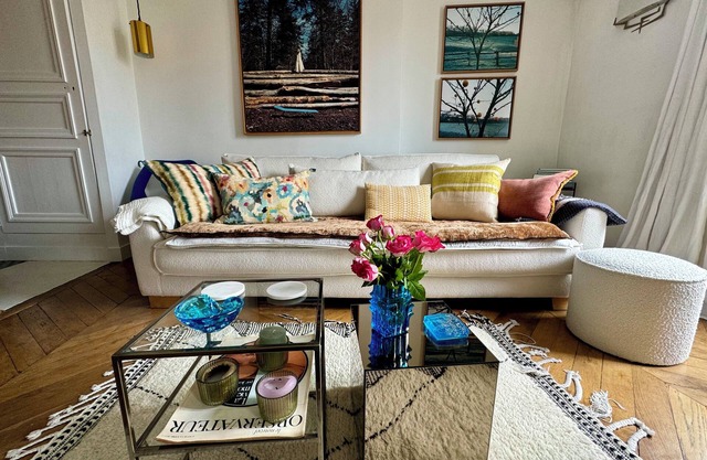 CENTRE MARAIS (picasso place des vosges) .A/C, WIFI, ELEVATOR, VUE, BALCONY !