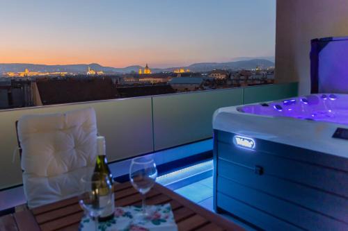 Centropolitan Penthouse I JACUZZI I FreeParking I Self Check-In