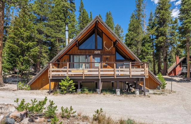 Chalet #2, Charming Ski In/Ski Out Steps to the M