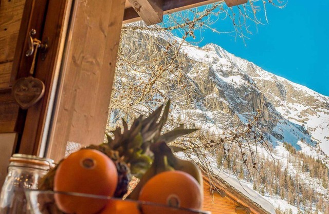 Chalet, 200m from ski slopes, view ski slopes, fireplace or stove, tv, ski locker, 129m², Tignes