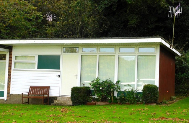 Chalet 72 is an elevated, single storey chalet on Kings Chalet Park, Cromer, in easy reach of Cromer