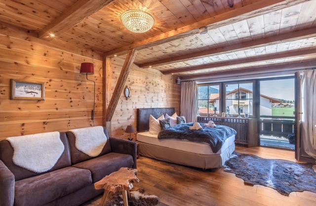 Chalet ‘Alpenauszeit in Zirbenholz’ with mountain views in Inzell near Ruhpolding