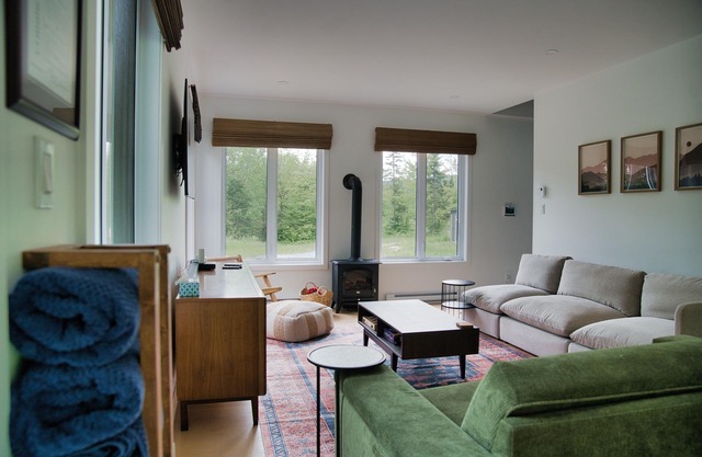 Chalet Bèlkay |1h from Montreal |Lake, Hot Tub, outdoor firepit, family friendly