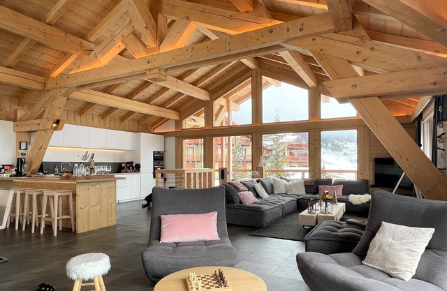 Chalet Cerf Blanc - 6 bedrooms - ideal 10 to 16 people - skilockers on slopes