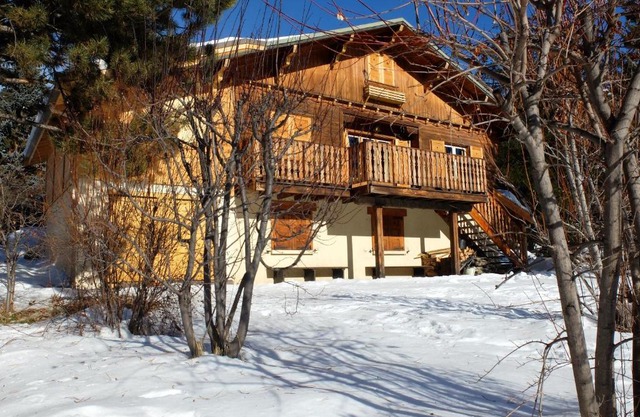 Chalet chaleureux à Saint-Chaffrey avec vue montagne et cheminée