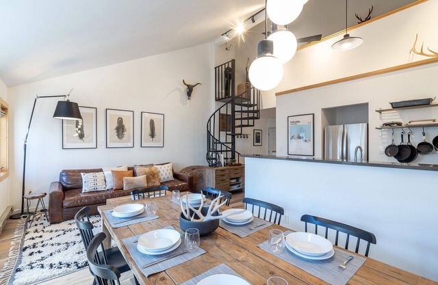 Chalet chic! Short walk to ski, river, hot tub & parking