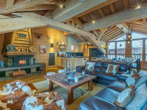 Chalet de Standing avec Cheminée et Sauna, Proche du Centre de Val-d'Isère - FR-1-694-14