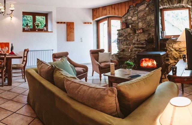 Chalet Dibona, cosy log fire evenings 200m from the slopes, by Ski Peak