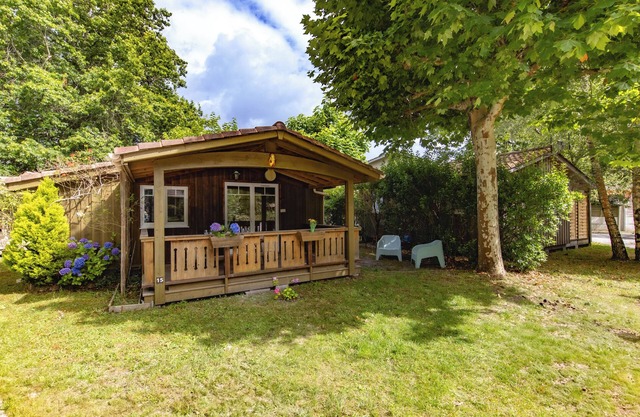 Chalet 'Du Bassin D'Arcachon' with Shared Pool, Wi-Fi and Air Conditioning