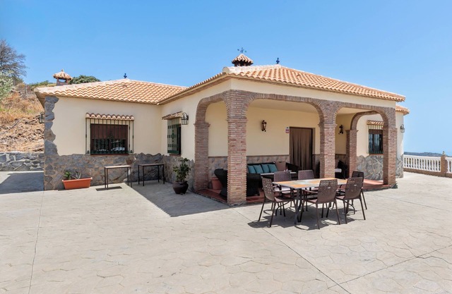 Chalet Encantador en Málaga con Piscina y Chimenea