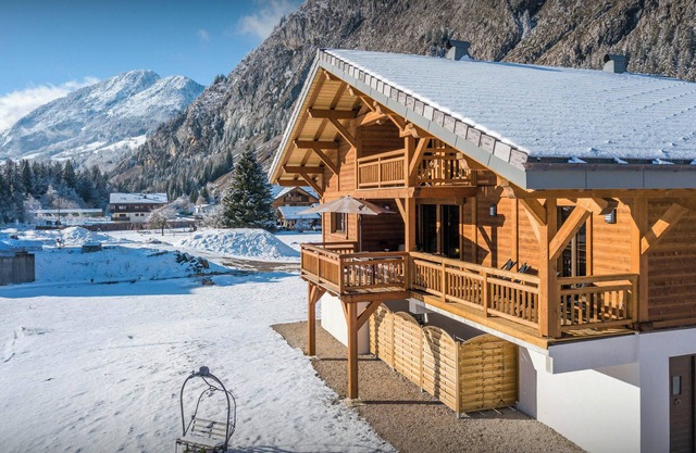 Chalet Les Vardafes - ski and spa holiday for 8 - OVO Network