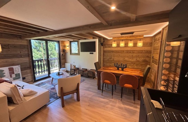 CHALET LILOU, small renovated chalet facing the slopes