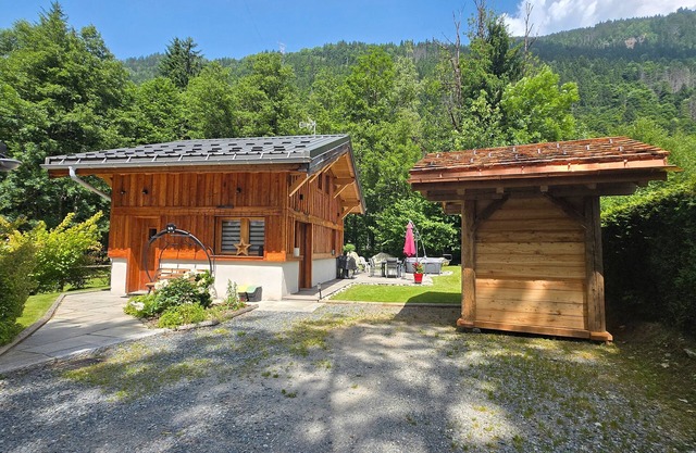 Chalet "Pierre d'Anatase" with Mountain View, Terrace, Garden and Wi-Fi