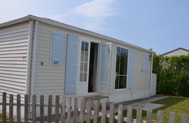 Chalet Harly at Kerlinga campsite within walking distance of the beach and stores.