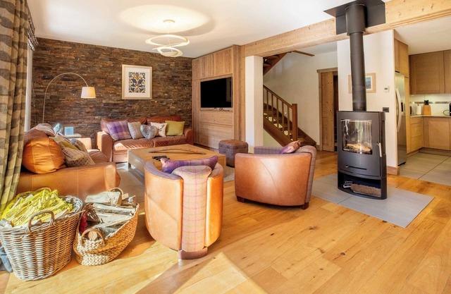 Chalet in méribel center with outdoor jacuzzi and sauna