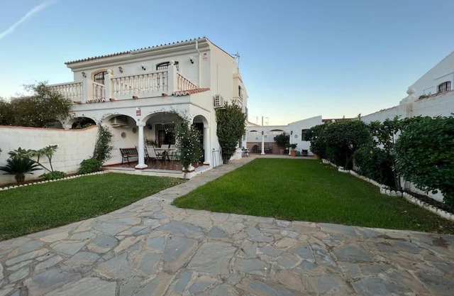 Chalet junto al mar con jardín privado