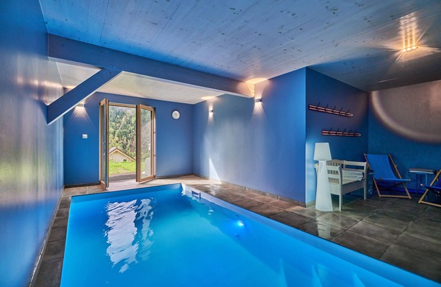 Chalet 'L'Ecrin De Venosc' with Mountain View, Private Terrace and Wi-Fi
