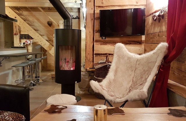 Chalet LE BOIS DU ROC with large jacuzzi