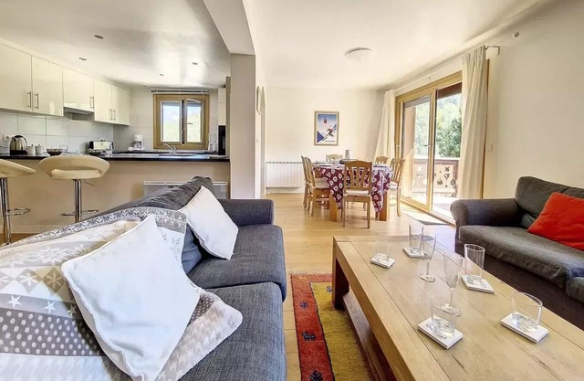 Chalet Les Lutins - Charming chalet in the heart of the Village des Allues
