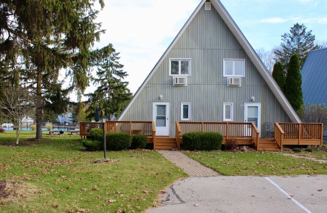 Chalet on the Lake 73 w/Beach Access, Pools, Sport Courts, Fishing Pond & more!
