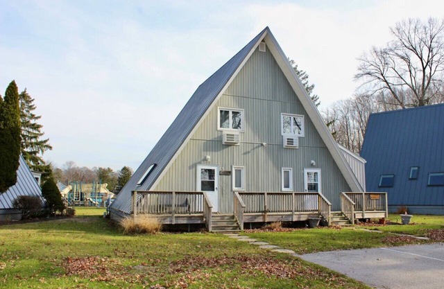 Chalet on the Lake 75 w/Beach Access, Pools, Sport Courts, Fishing Pond & more!