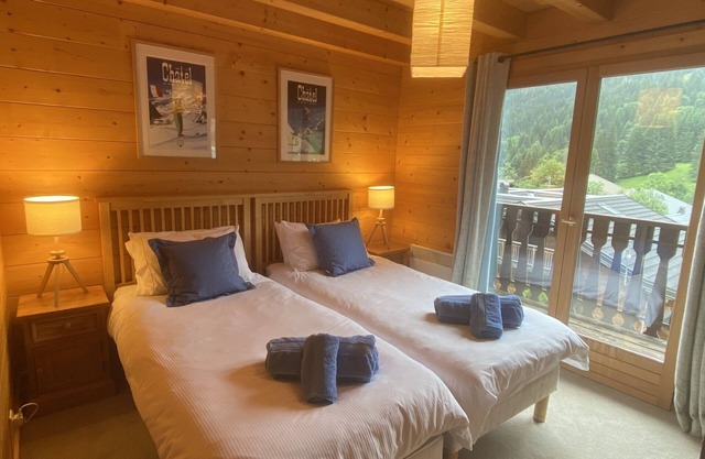 Chalet sleeps10. Only 300m walk to the Linga lifts which link to whole area.