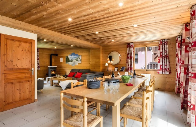 Chalet 'Snow Mountain' with Mountain View, Balcony and Wi-Fi