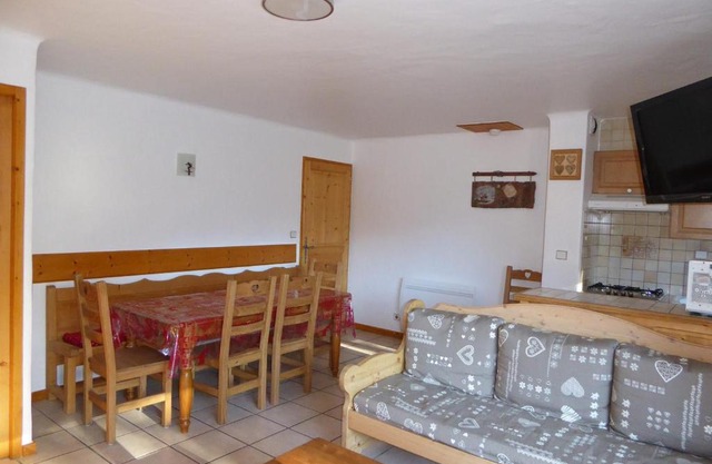 Chalet spacieux à Champagny – Grande terrasse, proche télécabine et commerces - FR-1-464-47