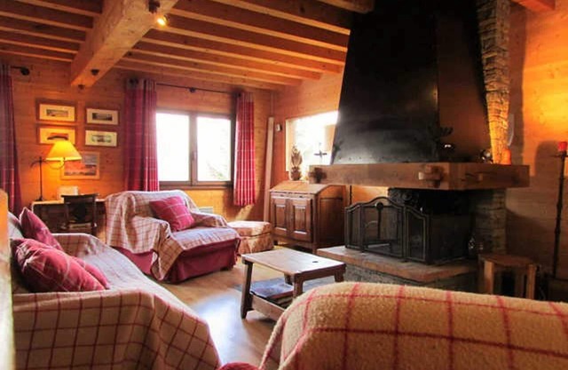 Chalet spacieux, 3 niveaux, 10 personnes, 4 chambres, proche pistes et centre, Wi-Fi, parking gratuit.